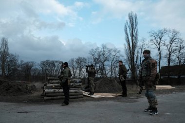 Hostroluchchya, Ukrayna: 8 Mart 2022: Ukrayna köyünde toprak savunma savaşçıları