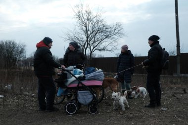 Hostroluchchya, Ukrayna: 8 Mart 2022: insanlar köyü boşaltıyorlar