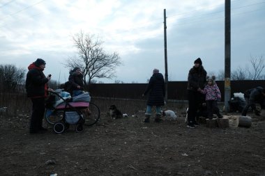 Hostroluchchya, Ukrayna: 8 Mart 2022: insanlar köyü boşaltıyorlar