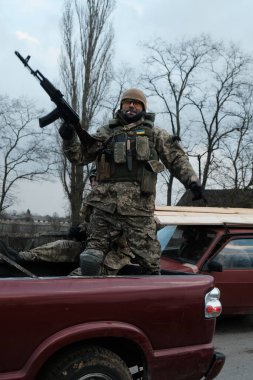 Hostroluchchya, Ukrayna: 8 Mart 2022: Silahlı Ukraynalı bölge savunma savaşçısı