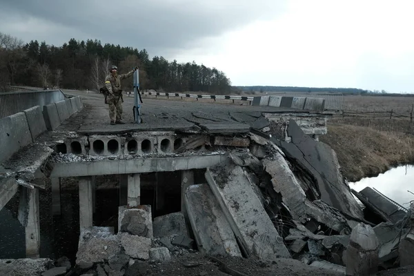 Hostroluchya Ukraina Marca 2022 Zniszczony Most Armii Rosyjskiej Ukraińskiej Wsi — Darmowe zdjęcie stockowe