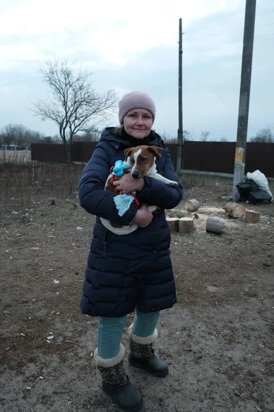 Hostroluchya Ukraine Березня 2022 Жінка Рятує Свою Домашню Тваринку — стокове фото