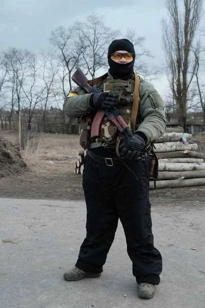 Хостролучья Украина Марта 2022 Года Украинский Истребитель Территориальной Обороны Оружием — стоковое фото