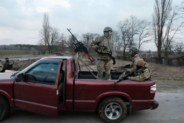 Hostroluchchya, Ukrayna: 8 Mart 2022: Ukrayna köyünde toprak savunma savaşçıları