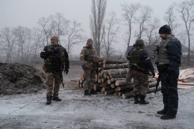 Hostroluchchya, Ukrayna: 8 Mart 2022: Ukrayna köyündeki bölgesel savunma savaşçıları