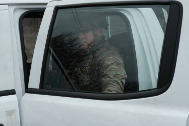 Hostroluchchya, Ukrayna: 8 Mart 2022: Ukrayna arabasında Ukrayna bölge savunma savaşçısı