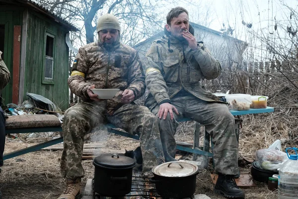 Hostroluchya Україна Березня 2022 Українці Борються Територіальну Оборону Їдять Просто — стокове фото