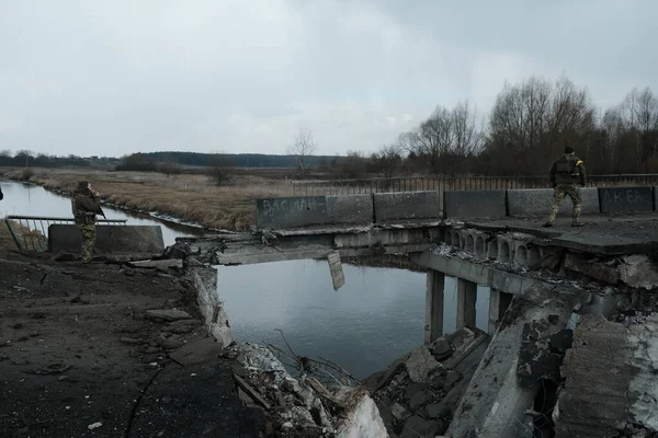 Hostroluchchya Ucrânia Março 2022 Ponte Destruída Pelo Exército Russo Aldeia — Fotografia de Stock Grátis
