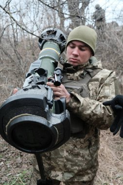 Hostroluchchya, Ukrayna: 8 Mart 2022: Nlaw ile Ukrayna toprak savunma savaşçısı