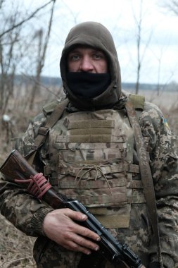 Hostroluchchya, Ukrayna: 6 Mart 2022: Silahlı Ukraynalı bölge savunma savaşçısı