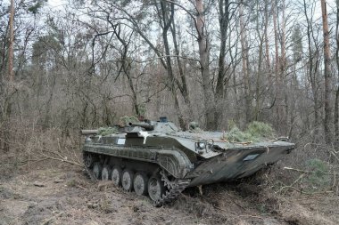 Hostroluchchya, Ukrayna: 6 Mart 2022: Ukrayna köyü yakınlarındaki ormanda Ukrayna askeri tankı