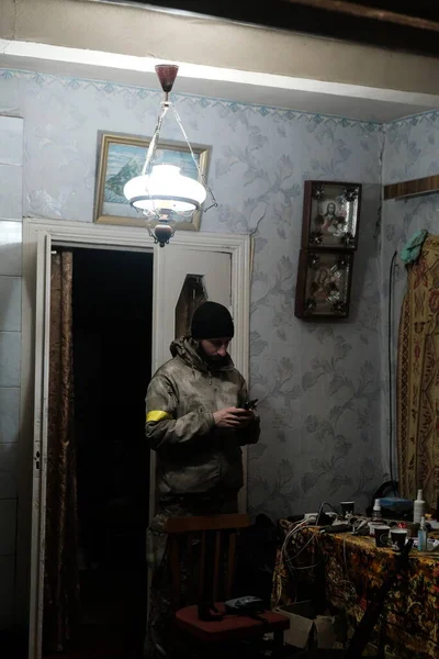 Hostroluchchya Ukraine March 2022 Ukrainian Soldier Using Smartphone — стоковое фото