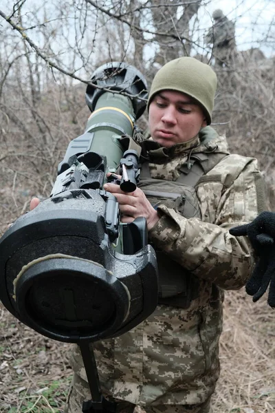 Hostroluchchya, Ukrayna: 8 Mart 2022: Nlaw ile Ukrayna toprak savunma savaşçısı