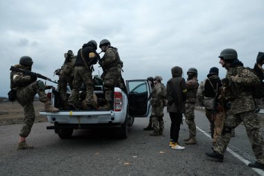 Hostroluchchya, Ukrayna: 6 Mart 2022: Ukrayna köyünde toprak savunma savaşçıları