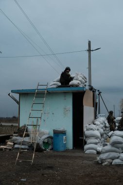 Hostroluchchya, Ukrayna: 6 Mart 2022: Köyde kendi kendine kontrol noktası