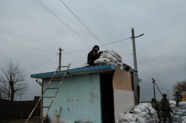 Hostroluchchya, Ukrayna: 6 Mart 2022: Köyde kendi kendine kontrol noktası