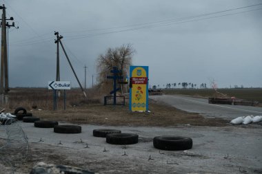 Hostroluchchya, Ukrayna: 6 Mart 2022: Köyde kendi kendine kontrol noktası