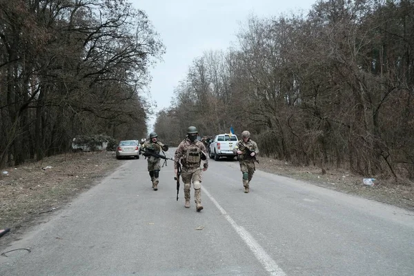 Hostroluchchya, Ukrayna: 6 Mart 2022: Ukrayna köyünde toprak savunma savaşçıları