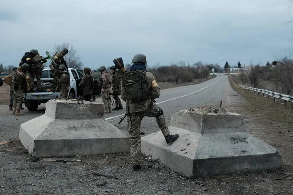 Hostroluchchya, Ukrayna: 6 Mart 2022: Ukrayna köyünde toprak savunma savaşçıları