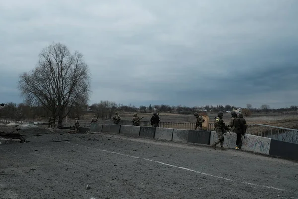 Hostroluchchya, Ukrayna: 6 Mart 2022: Ukrayna köyünde toprak savunma savaşçıları