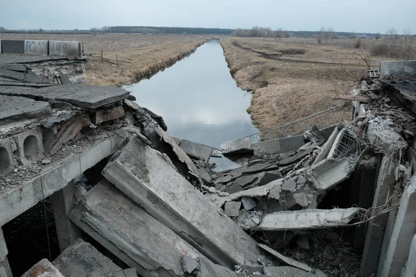 Hostroluchchya, Ukrayna: 6 Mart 2022: Ukrayna 'nın Ukrayna köyündeki nehir üzerindeki köprü yıkıldı