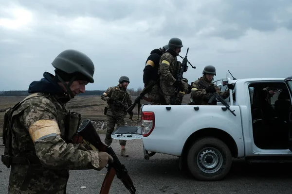 Hostroluchya Ukraina Marca 2022 Bojownicy Obrony Terytorialnej Ukraińskiej Wiosce — Zdjęcie stockowe