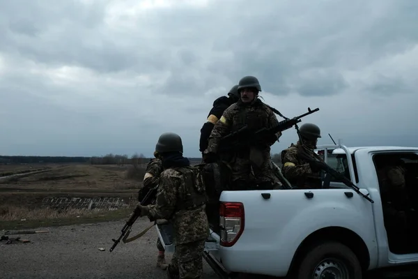 Hostroluchchchya Ουκρανία Μαρτίου 2022 Μαχητές Εδαφικής Άμυνας Στο Ουκρανικό Χωριό — Φωτογραφία Αρχείου