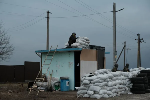 ウクライナ ホストルーチャ2022年3月6日村内セルフチェックポイント — ストック写真
