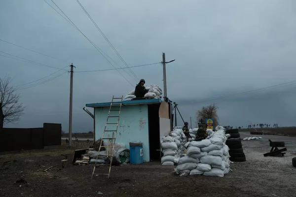 ウクライナ ホストルーチャ2022年3月6日村内セルフチェックポイント — ストック写真