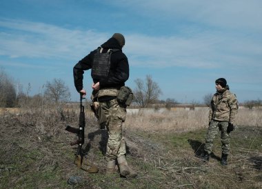 Hostroluchchya, Ukrayna: 13 Mart 2022: Ukrayna köyünde bölgesel savunma savaşçıları