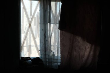 Hostroluchchya, Ukrayna: 13 Mart 2022: Evin çizgili penceresi