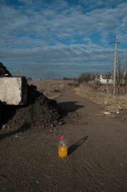 Hostroluchchya, Ukrayna: 13 Mart 2022: Ukrayna köyünde kontrol noktası