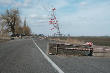 Hostroluchchya, Ukrayna: 14 Mart 2022: Köy yakınlarındaki kontrol noktası
