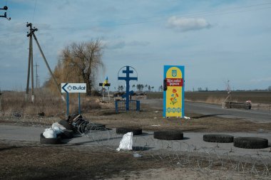 Hostroluchchya, Ukrayna: 14 Mart 2022: Köy yakınlarındaki kontrol noktası