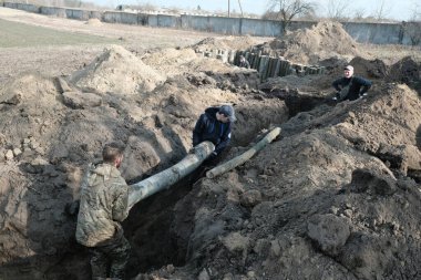 Hostroluchchya, Ukrayna: 14 Mart 2022: Siperdeki Ukrayna toprak savunma savaşçıları