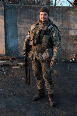 Hostroluchchya, Ukrayna: 15 Mart 2022: Mühimmatı olan Ukrayna Toprak Savunma Savaşçısı