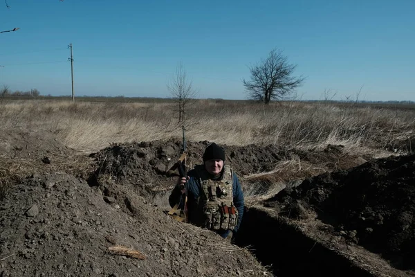 Hostroluchchchya Ουκρανία Μαρτίου 2022 Μαχητής Εδαφικής Άμυνας Στο Ουκρανικό Χωριό — Φωτογραφία Αρχείου