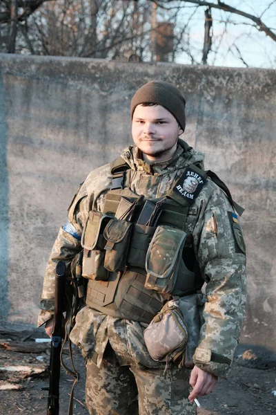 Hostroluchchya, Ukrayna: 15 Mart 2022: Mühimmatı olan Ukrayna Toprak Savunma Savaşçısı