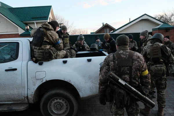 Hostroluchchya, Ukrayna: 8 Mart 2022: Ukrayna savunma gücünün askeri güçleri arabada