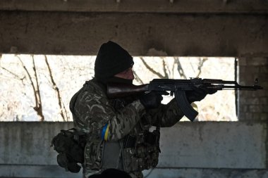 Hostroluchchya, Ukrayna: 18 Mart 2022: Silahlı Ukraynalı bölge savunma savaşçısı