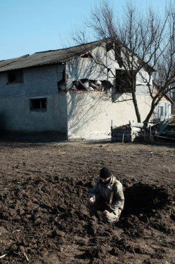 Hostroluchchya, Ukrayna: 18 Mart 2022: Siperdeki Ukrayna toprak savunma savaşçısı