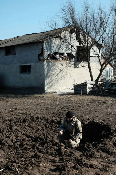 Hostroluchchya, Ukrayna: 18 Mart 2022: Siperdeki Ukrayna toprak savunma savaşçısı