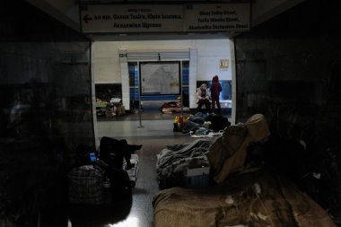 Kyiv, Ukrayna: 2 Mart 2022: Metro istasyonu, bir roket ve bomba saldırısı sırasında binlerce insana barınak görevi görüyor  
