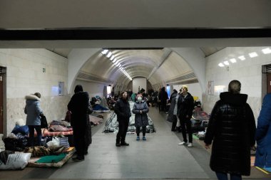 Kyiv, Ukrayna: 2 Mart 2022: Metro istasyonu, bir roket ve bomba saldırısı sırasında binlerce insana barınak görevi görüyor  