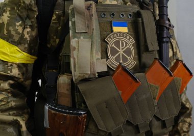 Kyiv, Ukrayna: 5 Mart 2022: Ukraynalı askerin çelik yeleğine yama