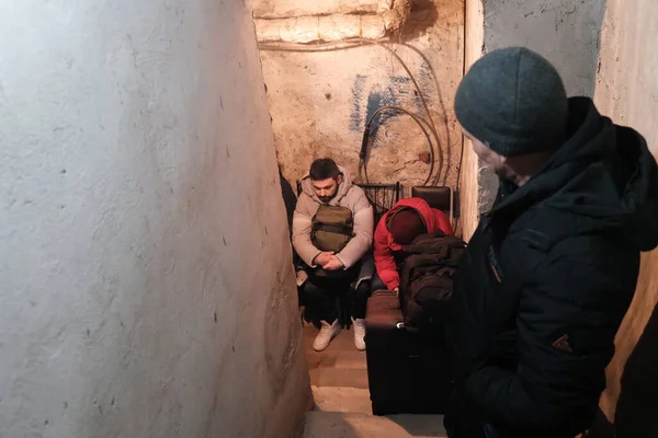 キエフ ウクライナ 2月2022 ウクライナの人々はロシアの侵攻中に爆弾シェルターに隠れています  — 無料ストックフォト