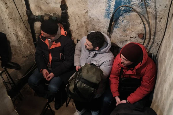 Kyiv Ukraina Februari 2022 Orang Ukraina Bersembunyi Tempat Perlindungan Bom — Foto Stok Gratis