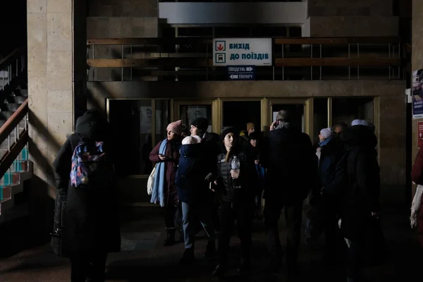 Κίεβο Ουκρανία Φεβρουαρίου 2022 Πρόσφυγες Κοντά Στο Σιδηροδρομικό Σταθμό Στο — Φωτογραφία Αρχείου