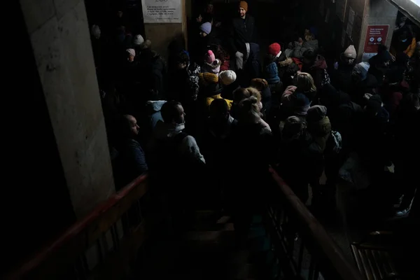 Kyiv Ukraina Februari 2022 Pengungsi Dekat Stasiun Kereta Api Kyiv — Foto Stok Gratis