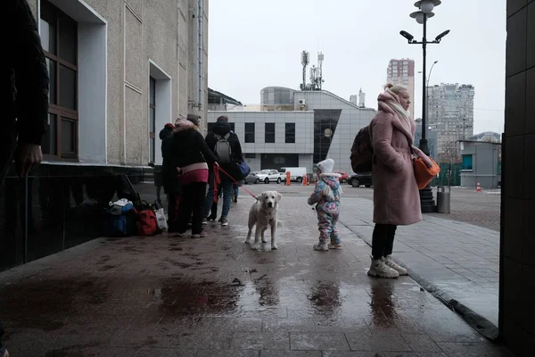 Κίεβο Ουκρανία Φεβρουαρίου 2022 Πρόσφυγες Κοντά Στο Σιδηροδρομικό Σταθμό Στο — Φωτογραφία Αρχείου